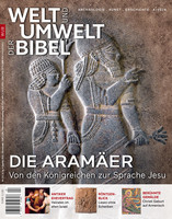 Eine Nahaufnahme eines antiken Reliefs zeigt zwei Figuren mit detaillierten Gewändern und Kopfbedeckungen, die sich gegenüberstehen. Die Oberfläche des Steins ist rau und weist feine Gravuren auf. Im oberen Bereich sind Zeitschriftentitel und Rubriken in weißer Schrift auf rotem und grauem Hintergrund zu sehen. Im unteren Bereich stehen weitere Themen und Untertitel in weißer und gelber Schrift.